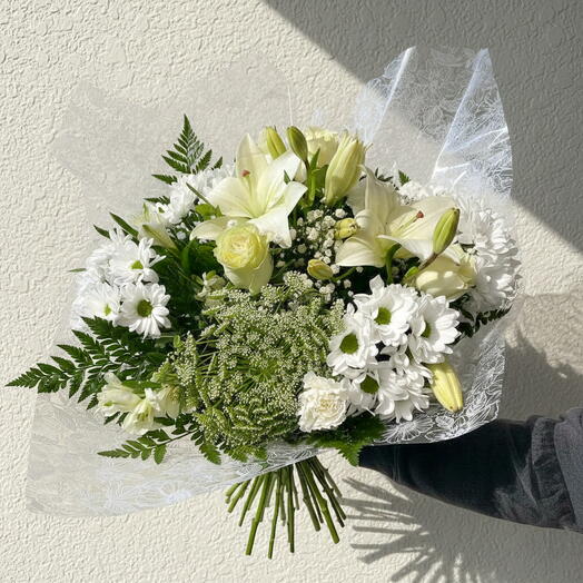 Ramo blanco elegante con lirios y flores clasicas