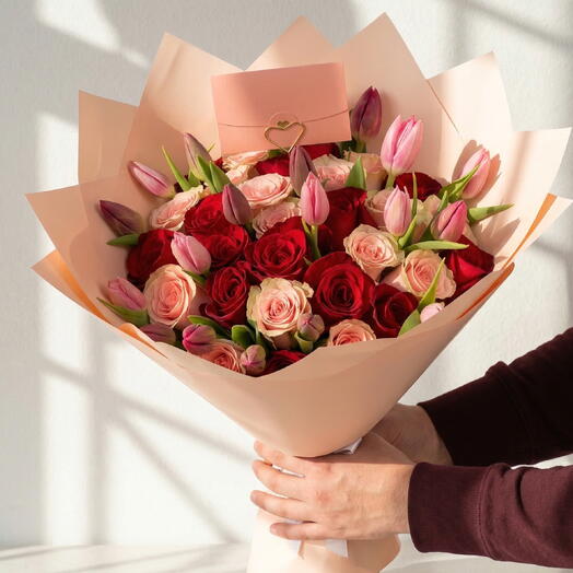Ramo coqueto de rosas rojas, rosas rosadas y tulipanes – Bouquet elegante para Dia de la Mujer