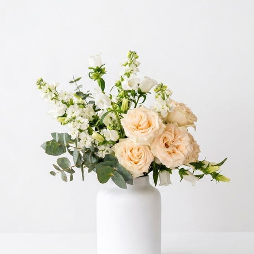 Ramo Rosas blancas jardin, Campanula blanca, Alheli blanco y Eucalipto