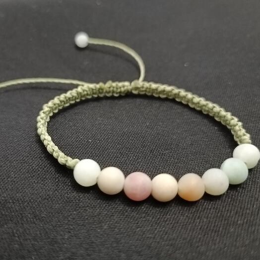 Pulsera artesana de macrame con piedra natural de opalo