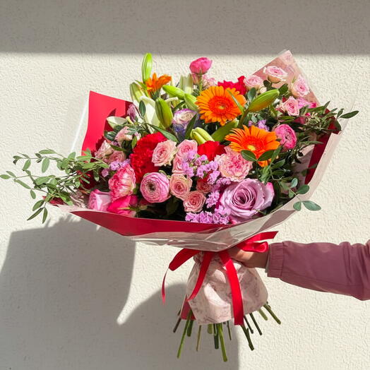 Ramo Variado Romantico con Lilas, Rosas y Gerberas
