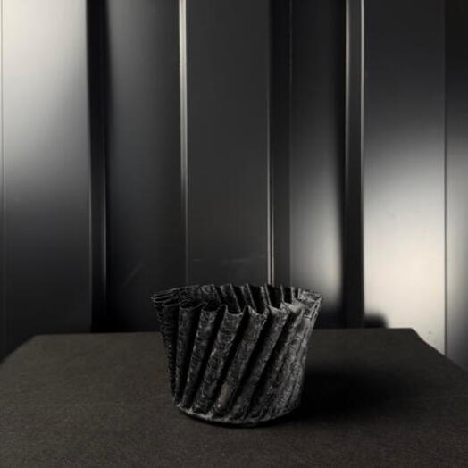 Maceta metal ondas negra mate de ARAIK GALSTYAN