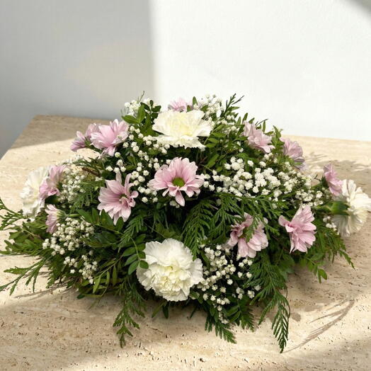 Centro Floral Pequeno Luz Eterna | Arreglo Floral con Claveles y Margaritas