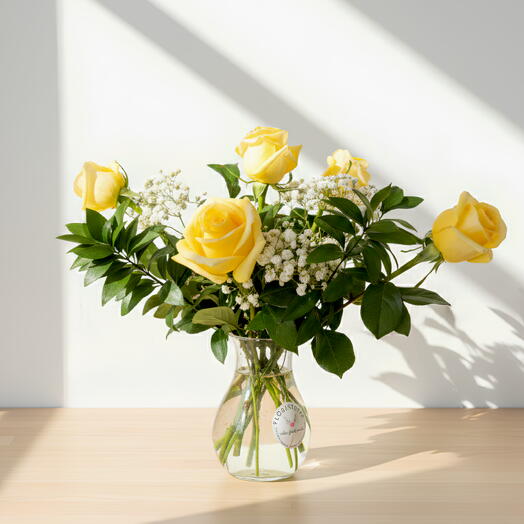 Ramo de rosas amarillas en jarron
