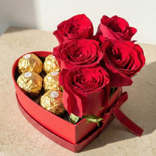 Bouquet Corazon 5 Rosas rojas y 5 Ferrero Rocher