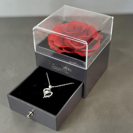 Rosa roja con colgante