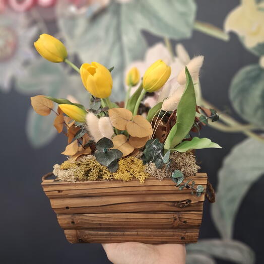 Caja madera envejecida con estallido flor eterna amarillos