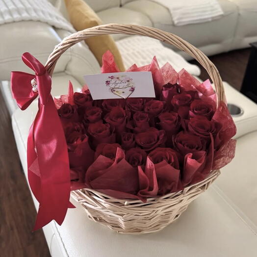 Cesta con 30 rosas rojas