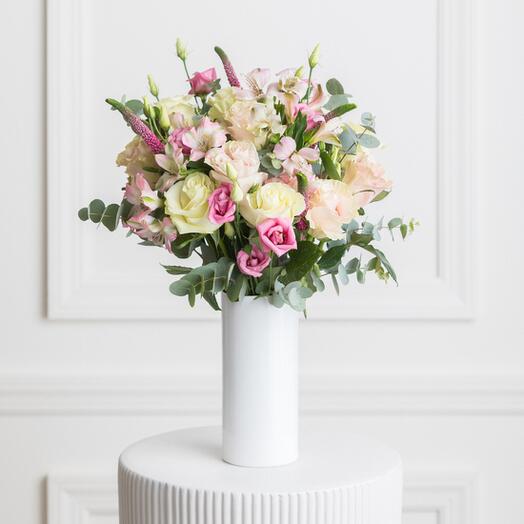 Ramo de veronicas, alstroemerias, lisianthus, rosas y verdes decorativos