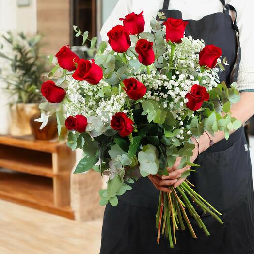 Букет із 12 довгих червоних троянд