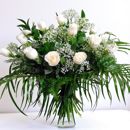 Ramo de 12 Rosas Blancas con Paniculata – Elegancia y Pureza Clasica