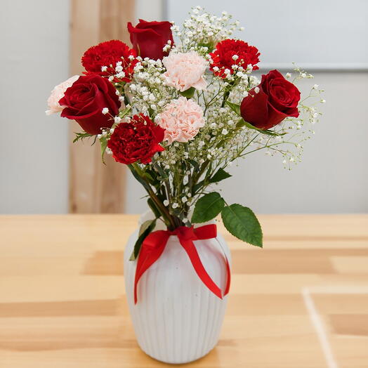 Ramo de rosas y claveles