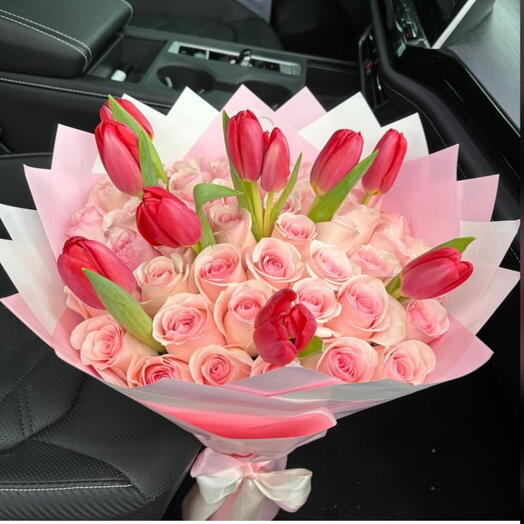 50 rosas rosadas y tulipanes