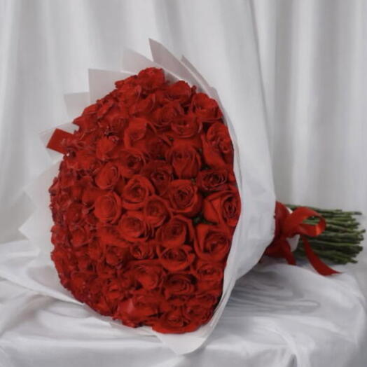 Ramo de 50 rosas envuelto en papel blanco