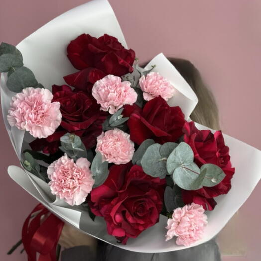 Rosas red panther y claveles rosa