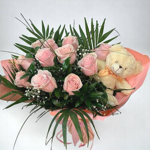 Bouquet de roses roses avec un ourson en peluche