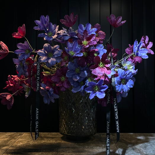 Flores artificiales con jarron de cristal