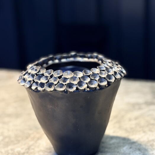 Jarron de ceramica marron ascuro