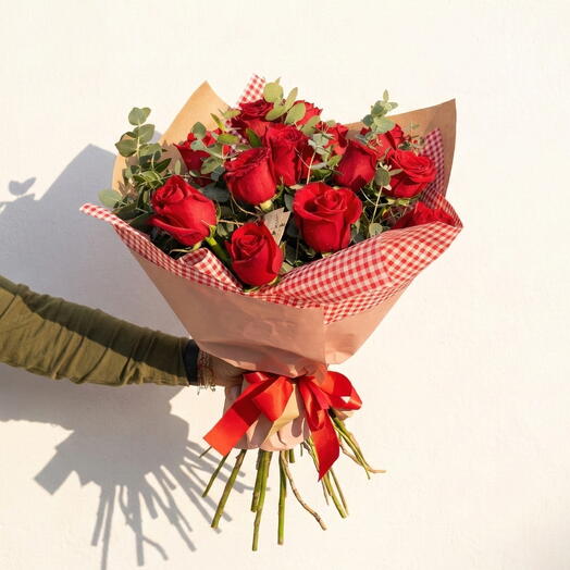 Ramo Premium de 12 Rosas Rojas Deluxe con Eucalipto – 12 ROSAS DLX