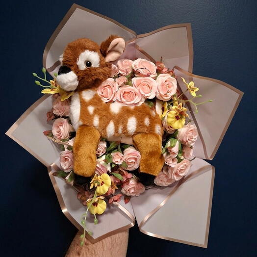 Bouquet flores de tela con bambi tumbado en el prado