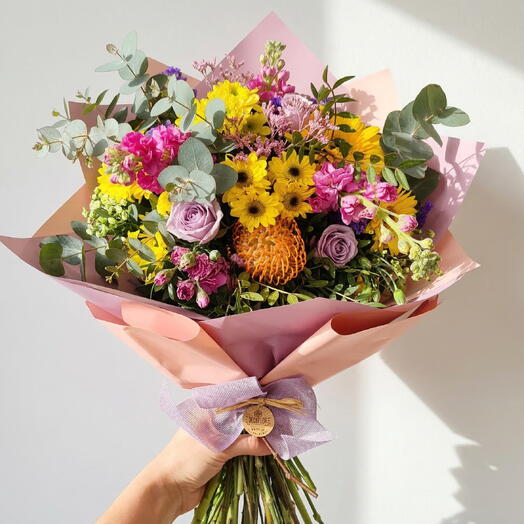 Spring Bouquet – Multicolored bouquet of spring flowers with roses and daisies