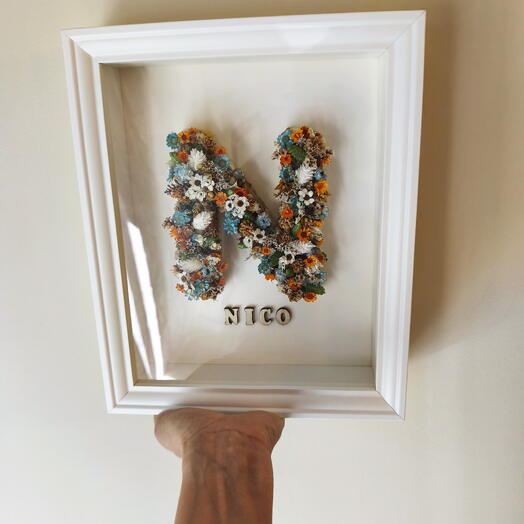 Marco con letra floral personalizada – Flores preservadas