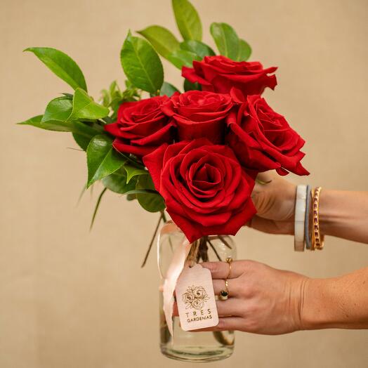 5 красных роз в вазе