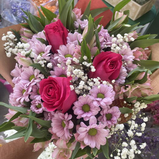 Букет троянд і альстромерій у рожевих тонах