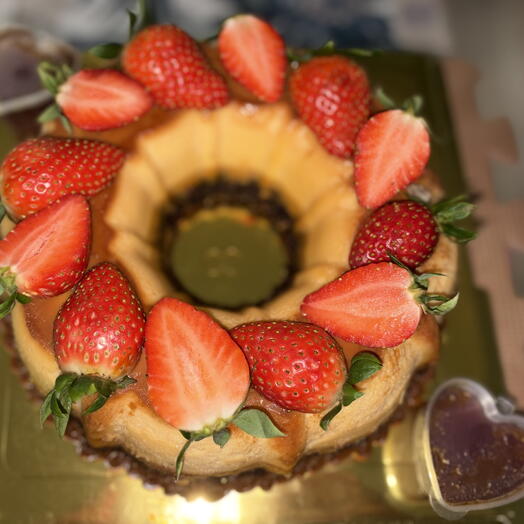Chocoflan corona bundt decorado con fresas frescas
