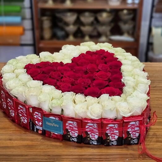 Sweat heart - caja de la 100 Rosas en forma de corazon rodeada de kitkat