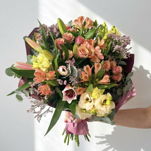 Ramo de limonium, lisianthus, lilium, alstroemerias y spray roses