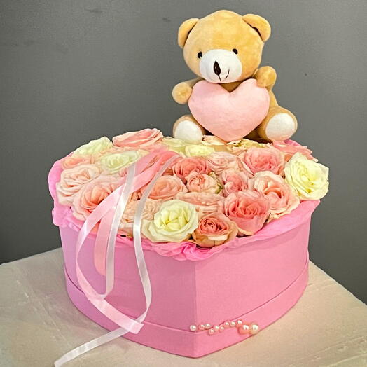 Caja con rosas y un osito de peluche