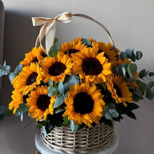 Корзина с подсолнухами