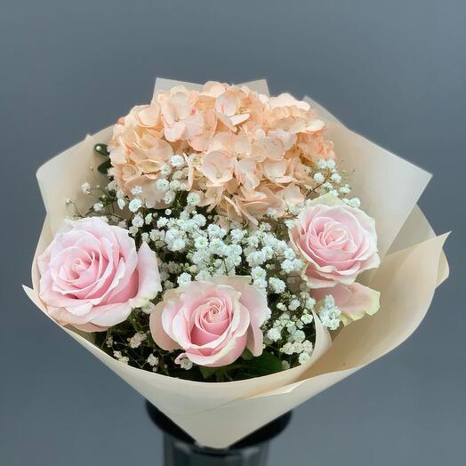 Ramo con rosas y hortensia