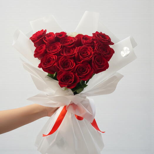 Ramo en forma de corazon de rosas rojas