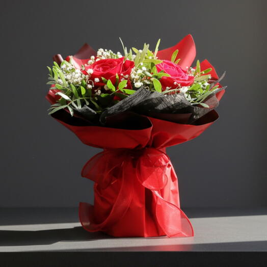 El Amor Apasionado – Ramo de Rosas Rojas con Paniculata