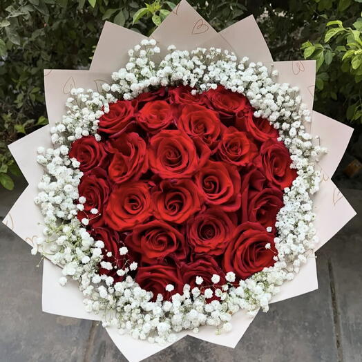 Ramo 25 rosas rojas y paniculata blanca