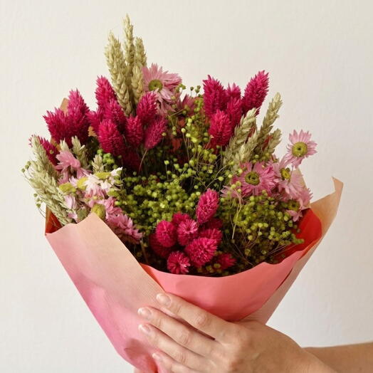 Dried bouquet in fuchsia tones