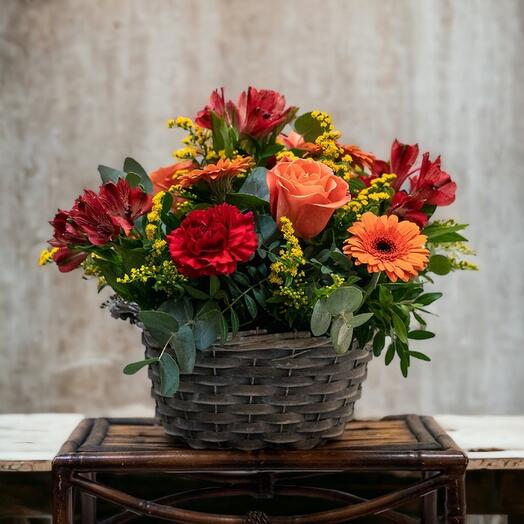 Cesta de Flores Rojas y Naranjas