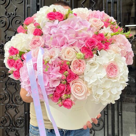 Flores rosas en una caja