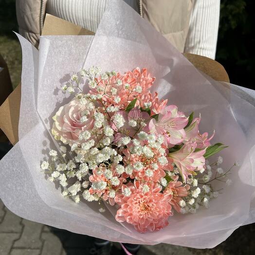 Ramo rosa de crisantemos y alstroemerias