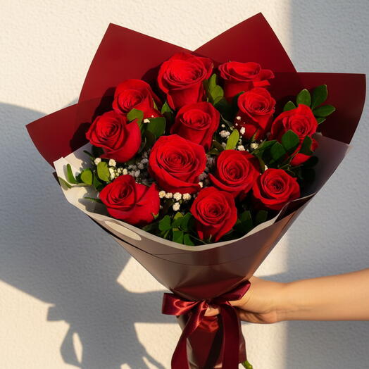 Ramo con 12 rosas rojas y verdes