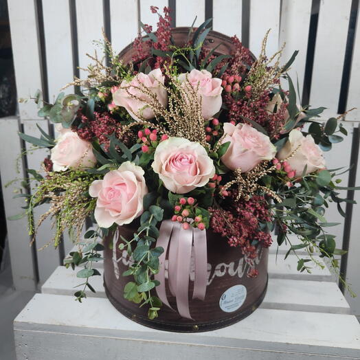 Sombrerera rosas Vintage | Centro floral de 7 rosas rosadas con hipericum