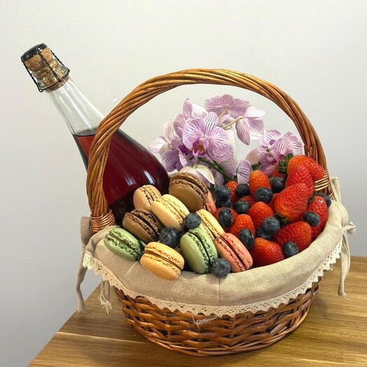 Cesta romantic con macarons y fresas
