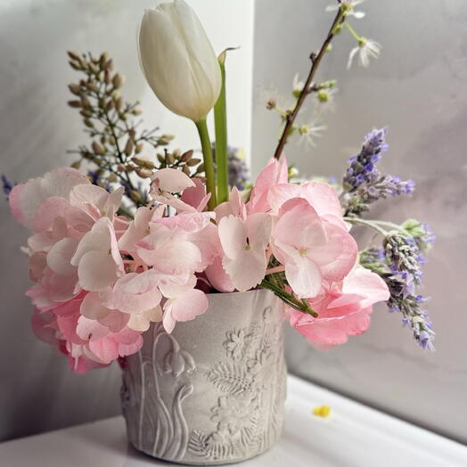 Flores de jardin en jarron de yeso