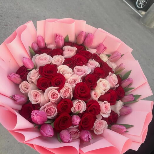 Ramo de rosas y tulipanes