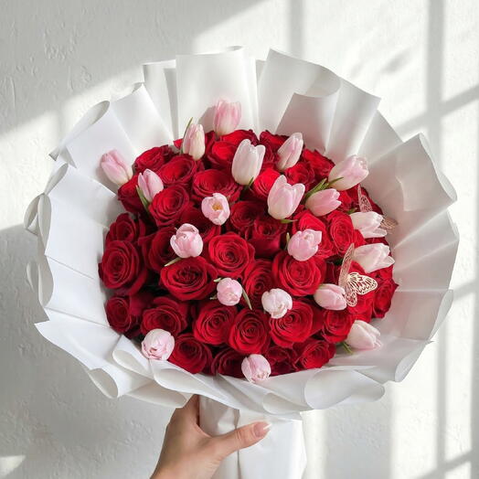 Ramo de 50 rosas rojas y tulipanes rosados – Bouquet romantico premium para mujer