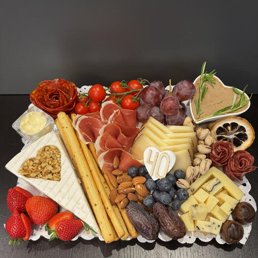 Tabla gourmet con ramo de rosas