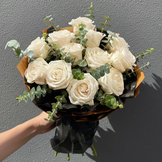 Ramo Clasico de Rosas Blancas con Eucalipto – Monobouquet Elegante y Fresco