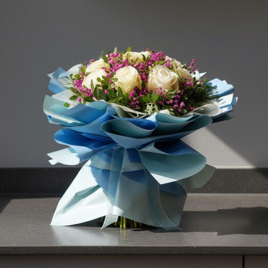 Dulce Amanecer – Ramo de Rosas Blancas con Paticulata y Pistacia